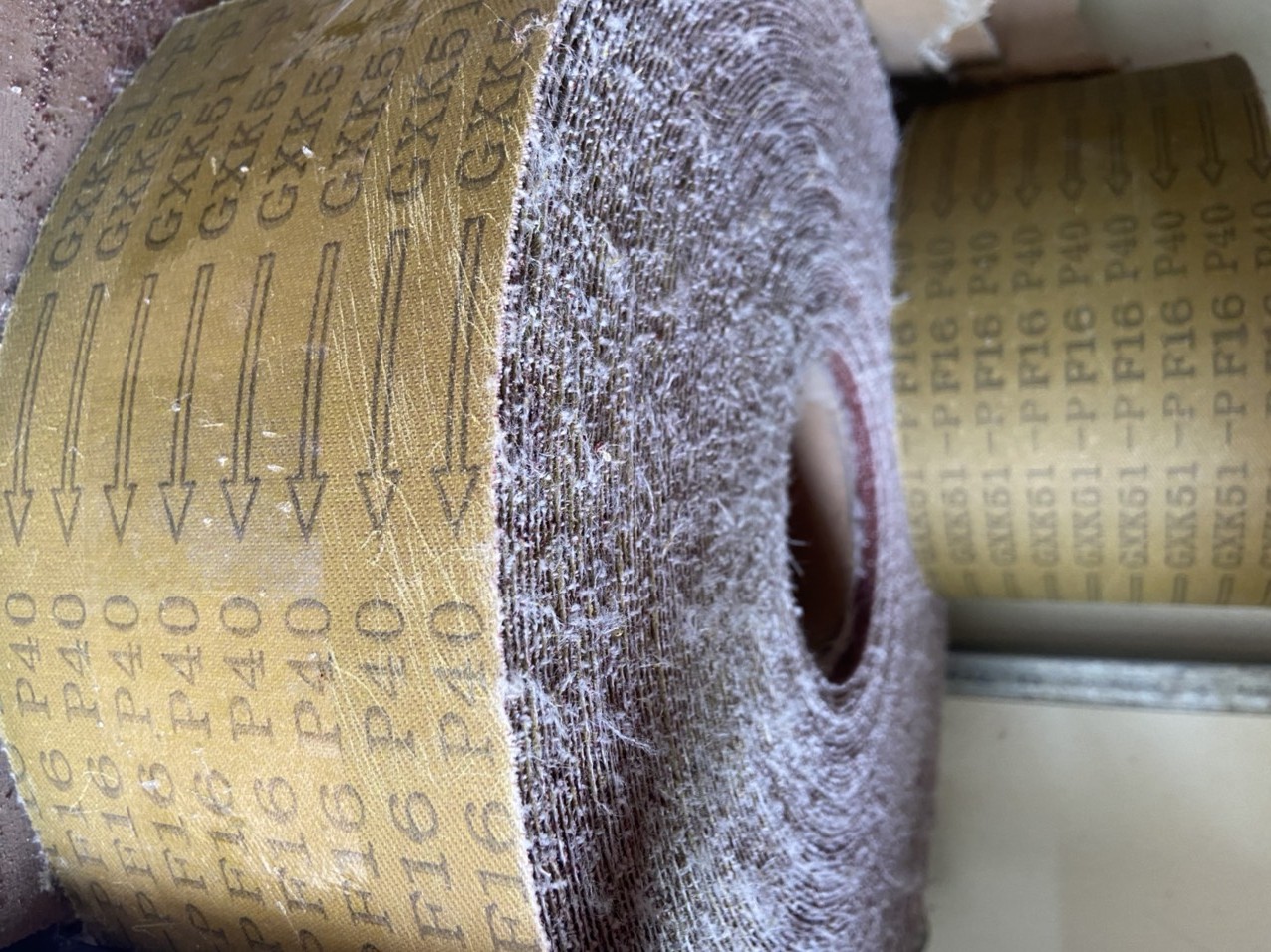 Giấy giáp dài cuộn thô P40 đánh trần nhà